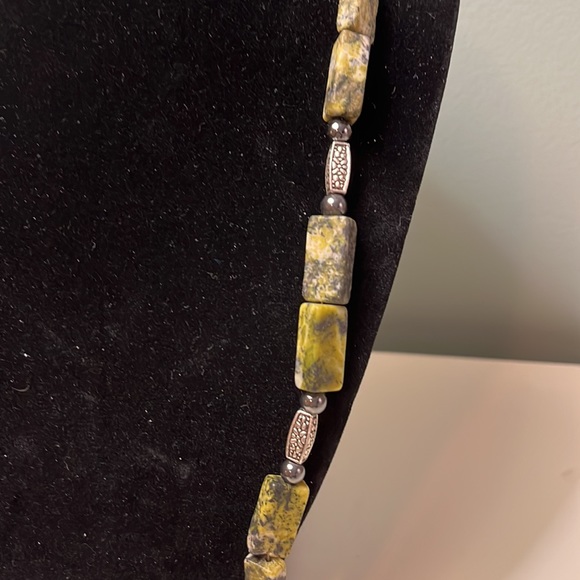N71. Green stone necklace. - Picture 2 of 4